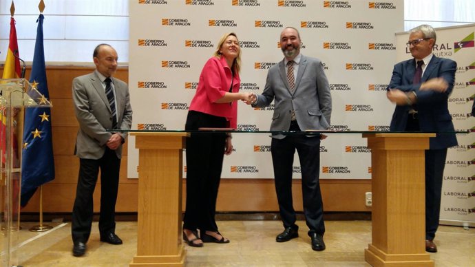 La consejera de Economía, Marta Gastón, ha firmado el convenio.