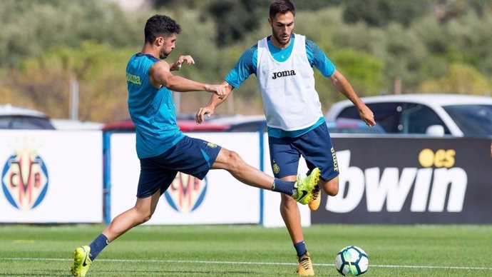Víctor Ruiz en el entrenamiento con el Villarreal