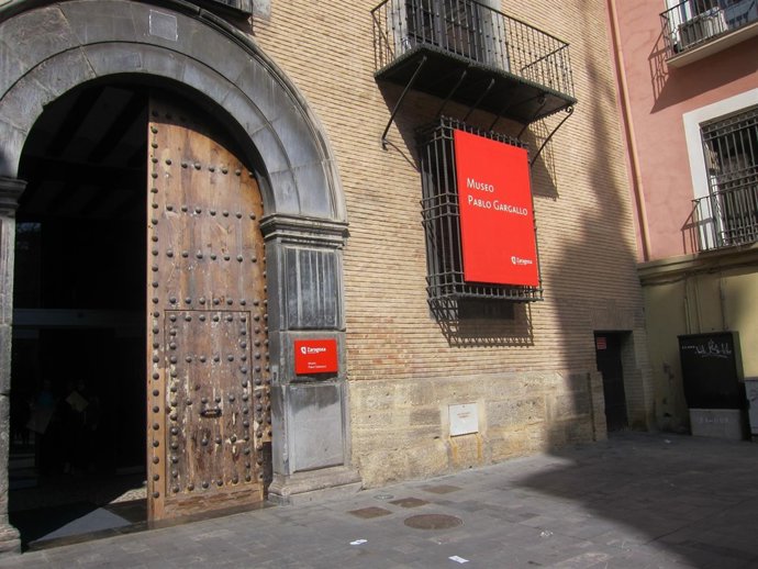  Entrada Del Museo Pablo Gargallo Con La Puerta Abierta                