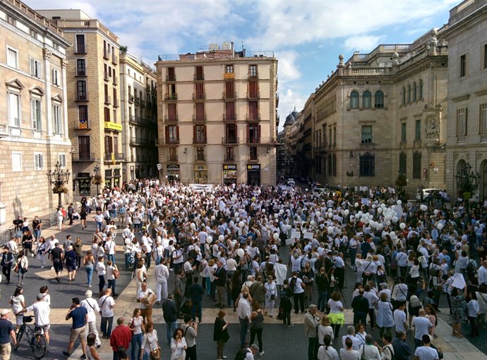 Concentració pel diàleg a la plaça Sant Jaume