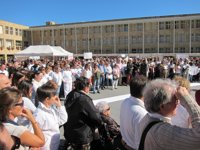 Centenares de riojanos se reúnen en el Ayuntamiento de Logroño para pedir diálogo al Gobierno y a la Generalitat