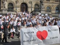 Cientos de personas se concentran en las tres capitales vascas a favor del diálogo en Cataluña