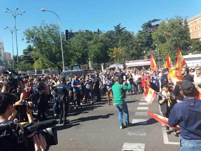 Se encuentran las manifestaciones por la unidad de España y por el diálogo