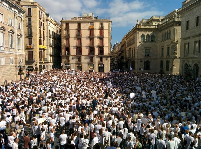 Concentració pel diàleg entre Govern i Generalitat a la plaça Sant Jaume