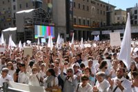 Cientos de personas se concentran frente al Ayuntamiento de Zaragoza para pedir diálogo en el conflicto de Cataluña