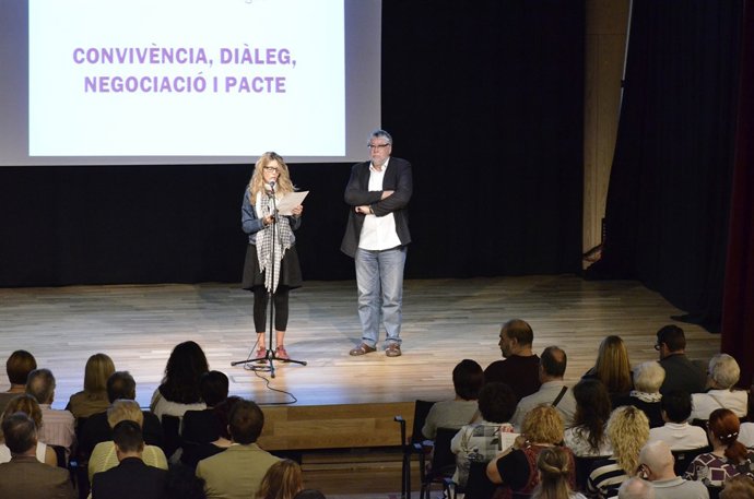 Lectura d'un manifest a favor del diàleg entre el Govern i la Generalitat