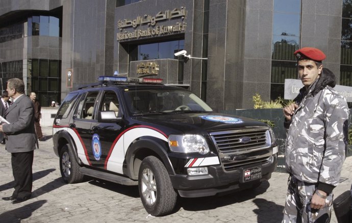 Policía libanés junto a un coche patrulla