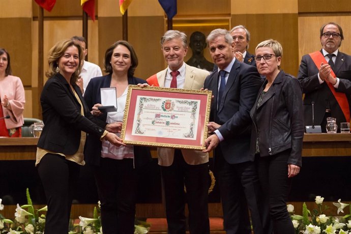 Medalla de Oro a las ciudad de Barcelona y Cambrils