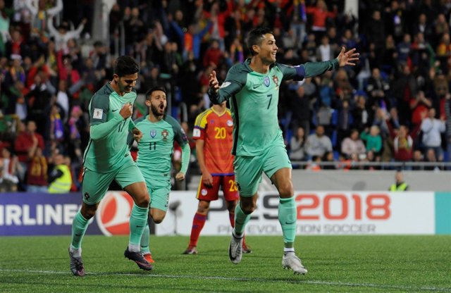 Cristiano Ronaldo marca un gol con Portugal