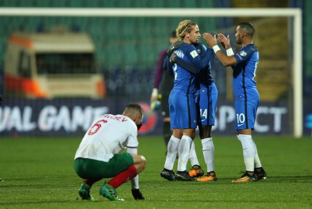 La selección de Francia se abraza tras ganar a Bulgaria