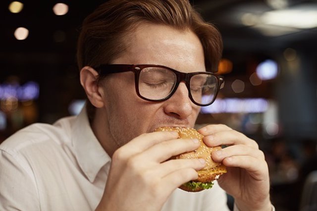 Comiendo hamburguesas, gafas