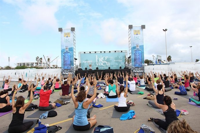 Sesión de yoga en la Marina