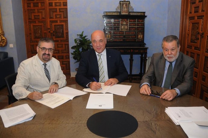 Firma de convenio de Diputación de Córdoba y Amigos de los Castillos