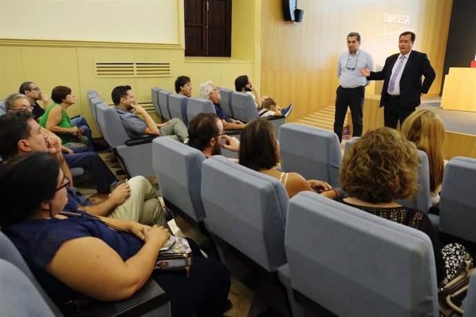 Cabrera y técnicos de Emasesa en el IES San Isidoro