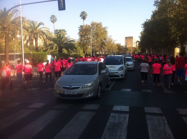 Participantes en la Carrera de la Mujer de Sevilla 2017 suspendida este domingo