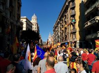 Els participants a la manifestació de SCC saluden als policies durant la marxa