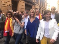 Cifuentes admira la "valentía" de los catalanes "que defienden la democracia" y apunta que "superarán el desafío"