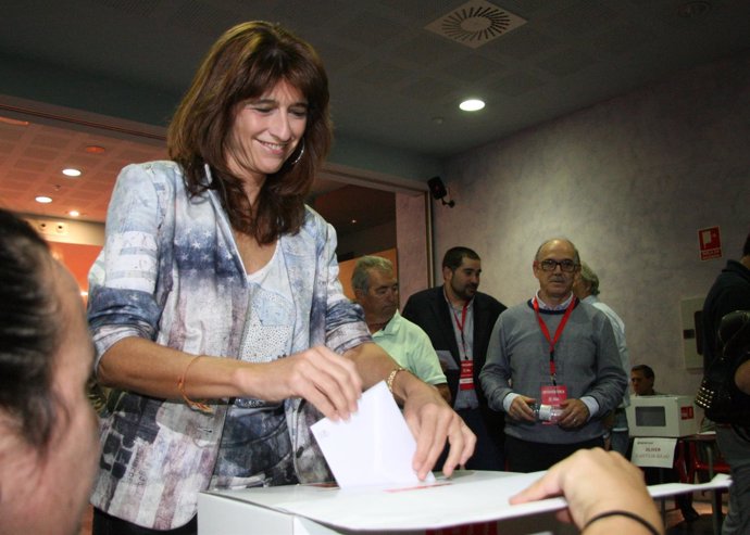 Carmen Dueso vota en la sede del PSOE-Aragón.