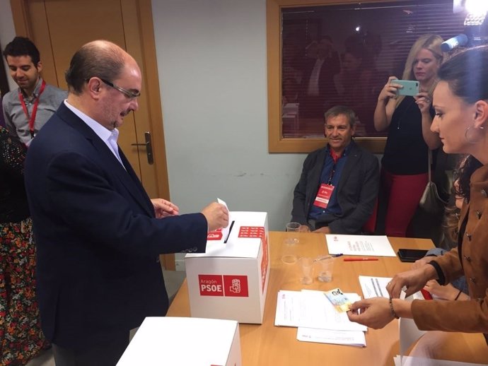 Lambán vota en las primarias del PSOE.