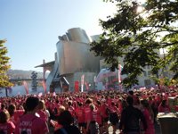 La IV Carrera solidaria contra el cáncer de mama reúne a más de 10.000 corredores en Bilbao