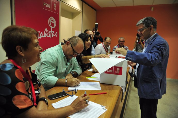 Guillén votando en las primarias del PSOE-Aragón.
