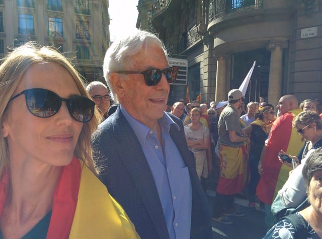 El escritor Mario Vargas Llosa, manifestación de SCC por la unidad de España