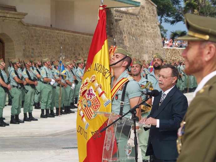 El presidente de Ceuta, Juan Vivas, ante la Legión