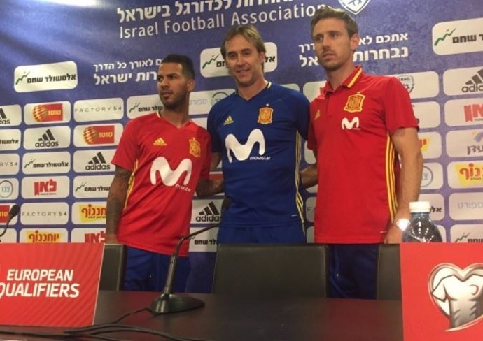 Jonathan Viera, Julen Lopetegui y Nacho Monreal con la selección española