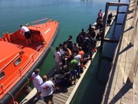 Trasladados al puerto de Tarifa nueve inmigrantes subsaharianos rescatados de una patera