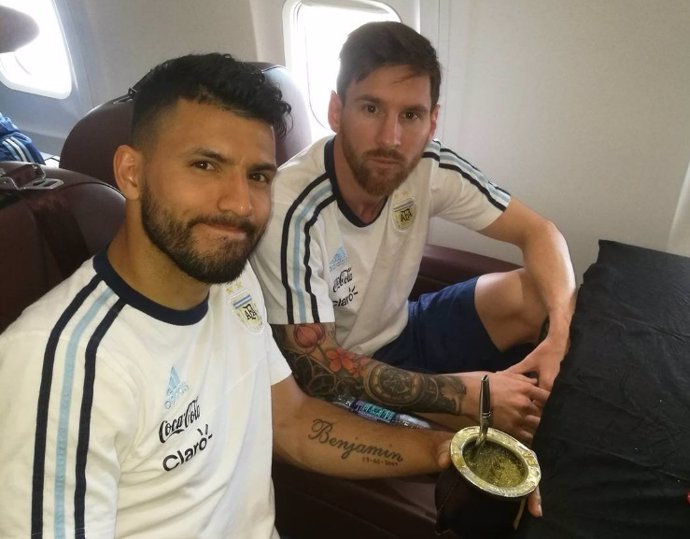 Messi i Agüero a l'avió de la selecció argentina