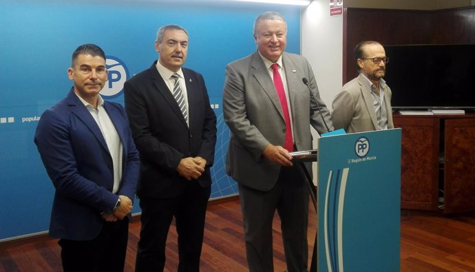 Bernabé, junto a representantes del PP en Santomera, Beniel y San Javier