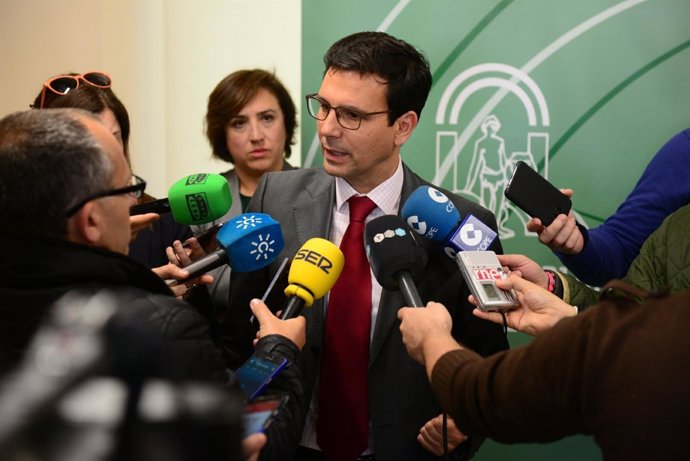El alcalde de Granada  atiende a los medios