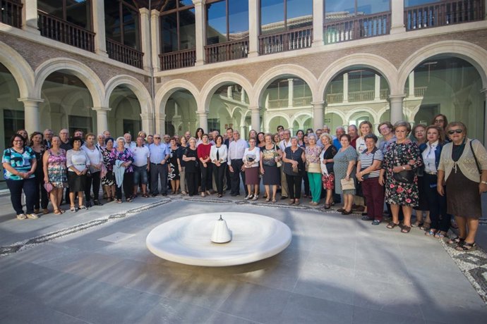 María José Sánchez, con mayores de los centros de participación activa