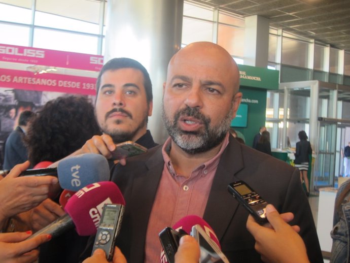 Molina atiende a los medios en Farcama           
