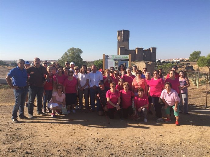 Auxiliadora Pozuelo (de blanco) en la ruta de Belalcázar