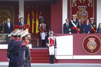 Cercanía del público a militares y policías en un desfile del 12 de octubre en plena crisis catalana