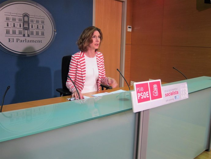 Bel Oliver durante la rueda de prensa en el Parlament