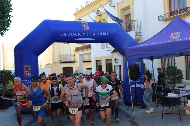La salida de la 'Carrera de la Uva' ha estado en el centro de Canjáyar.