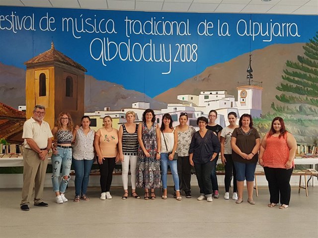 Las mujeres de Alboloduy participan en un curso sobre servicio de restauración.