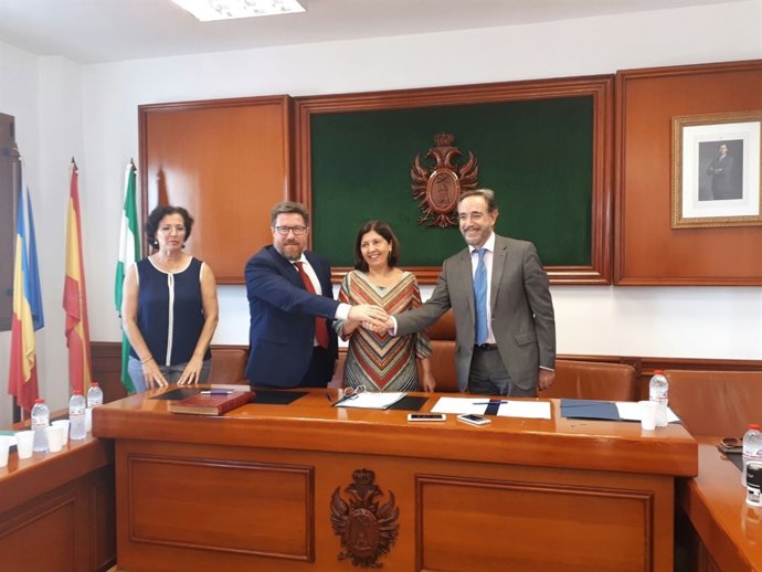 Felipe López y Rosa María Cano firman el convenio