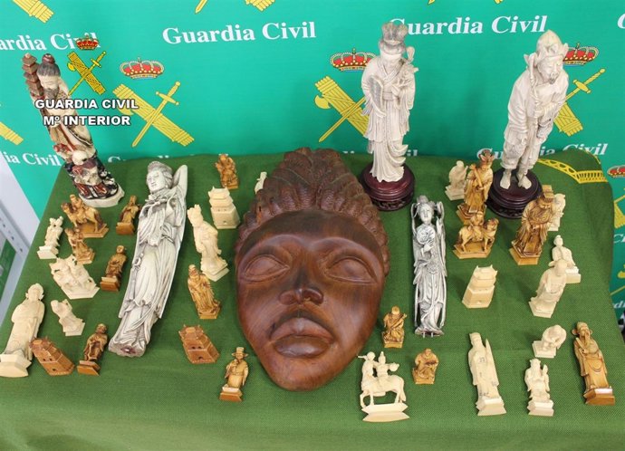 Imagen de las piezas de marfil y ébano intervenidas por la Guardia Civil