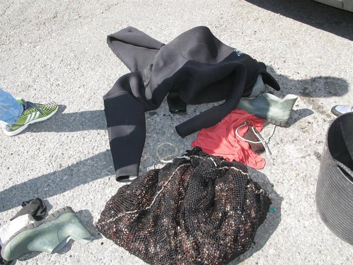 Soprendidos tres indivudos con percebes extraidos en zona prihibida en Arteixo.