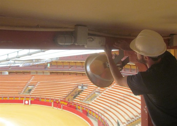 Uno de los alumnos trabajando en la iluminación de la plaza 