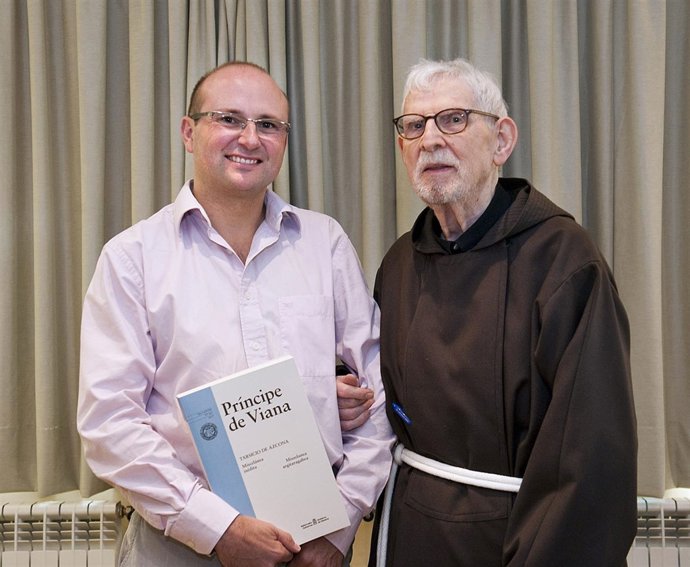 Roldán Jimeno, editor jefe de la revista junto con el Padre Tarsicio.