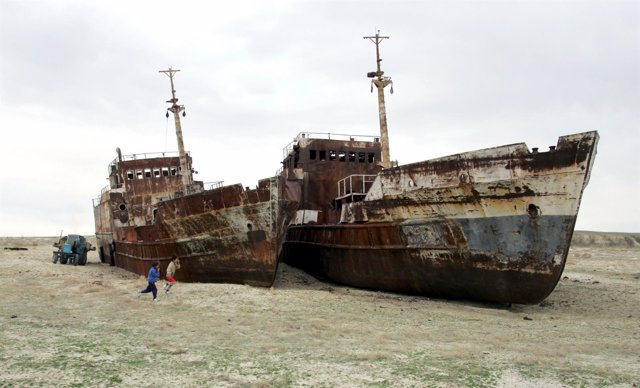 Barcos encallados en el mar de Aral