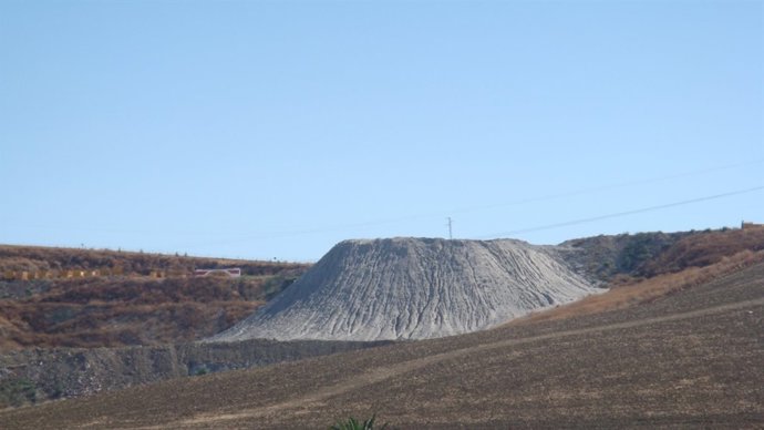 Cenizas en la planta privada de reciclaje de plásticos