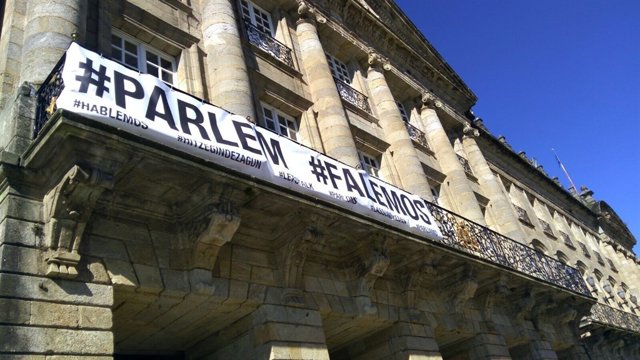 Pancarta 'parlem, falemos' en Santiago