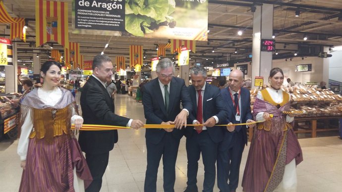 Olona en la inauguración de la muestra Productos de Aragón de Carrefour.