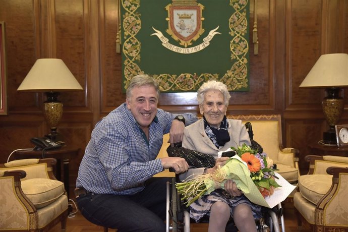 El alcalde con Petra Irigoien.