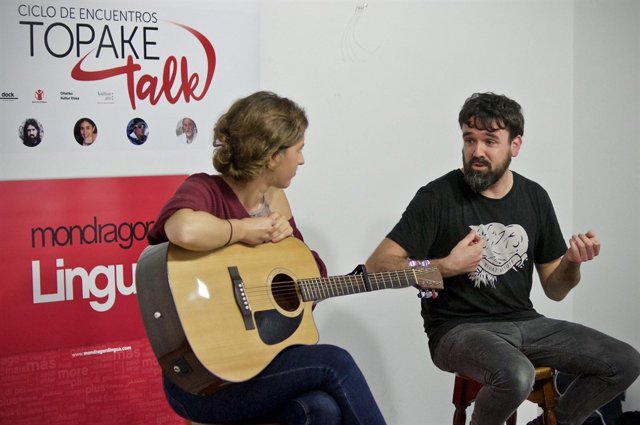 Izaro eta Gorka Urbizu Oñatin egindako ekitaldian   